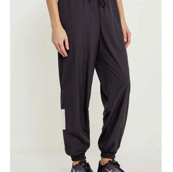 Nike WMNS sz S Sportswear Woven Cuffed Pant jogger Black/ White 921432-010 - Picture 2 of 6